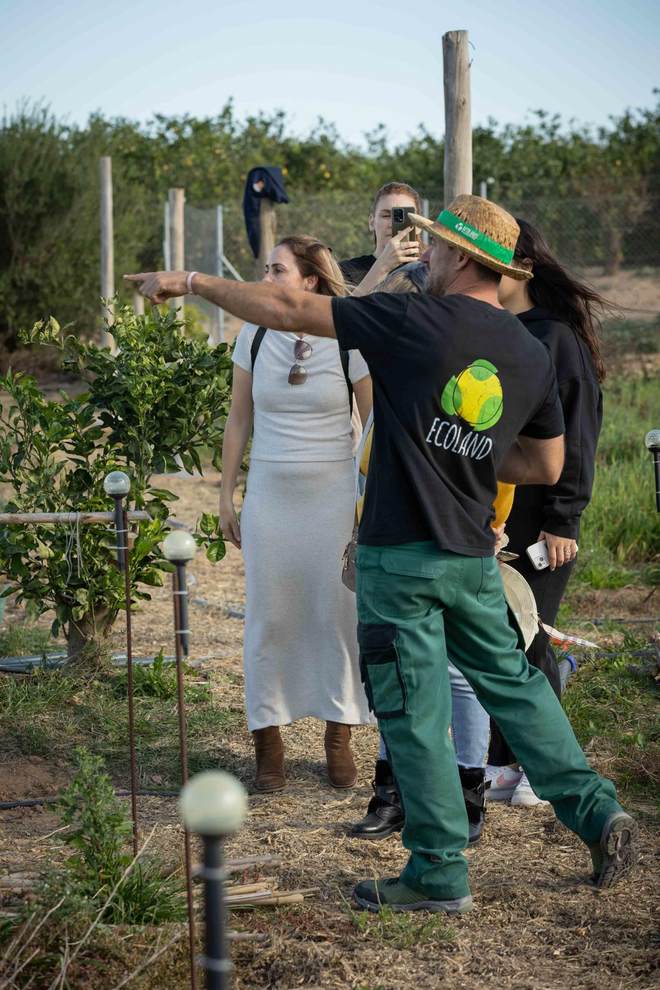 Carlos, agricultor y guía de Ecoland, muestra los cultivos de la finca en Pilar de la Horadada